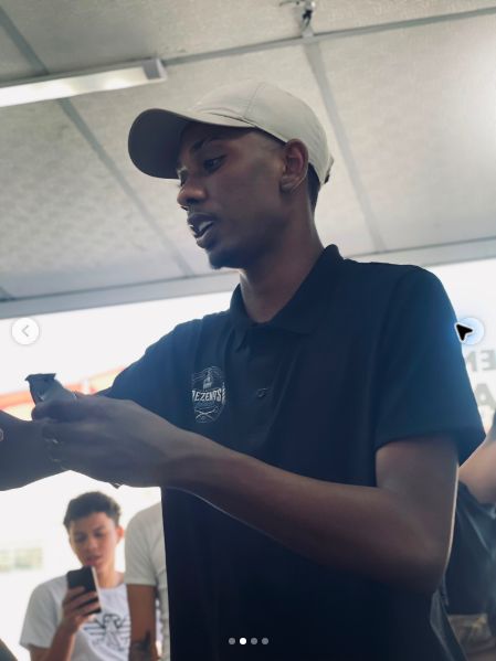 Barbeiro da Rezende's Black durante um atendimento